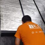 Servicio Profesional de Colocación de Membrana en CABA – Buenos Aires En RS Remodelaciones, ofrecemos un servicio profesional de colocación de membranas en CABA, Buenos Aires, especialmente diseñado para proteger terrazas transitables y techos de viviendas, edificios y comercios. Nuestro objetivo es brindar soluciones duraderas que eviten filtraciones, goteras y problemas de humedad, garantizando la seguridad y confort de tu propiedad. Además, contamos con un equipo altamente capacitado y con amplia experiencia en colocación de membranas y reparación de terrazas transitables, adaptándonos a las necesidades de cada proyecto. Para lograrlo, utilizamos técnicas profesionales que aseguran una correcta aplicación, prolongando la vida útil de la superficie y evitando futuros daños estructurales. Asimismo, evaluamos cada proyecto de manera personalizada, analizando el estado de la terraza o techo para ofrecer la mejor solución según su uso, tamaño y características. Por eso, nuestros trabajos se realizan de manera prolija, cumpliendo los tiempos acordados y garantizando un acabado profesional que protege tu propiedad a largo plazo. En RS Remodelaciones entendemos la importancia de contar con terrazas transitables seguras y bien impermeabilizadas, especialmente en zonas de CABA donde las condiciones climáticas pueden afectar la durabilidad de techos y superficies exteriores. En consecuencia, nos enfocamos en brindar un servicio de colocación de membranas confiable, rápido y eficiente, pensado para cada cliente. Finalmente, si buscás un servicio de colocación de membranas para terrazas transitables en CABA – Buenos Aires, en RS Remodelaciones encontrás experiencia, compromiso y atención personalizada. Contáctanos hoy mismo y asegurá la protección y durabilidad de tus terrazas y techos con un servicio profesional, sin preocuparte por filtraciones ni humedad.